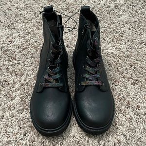 girls art class combat boots